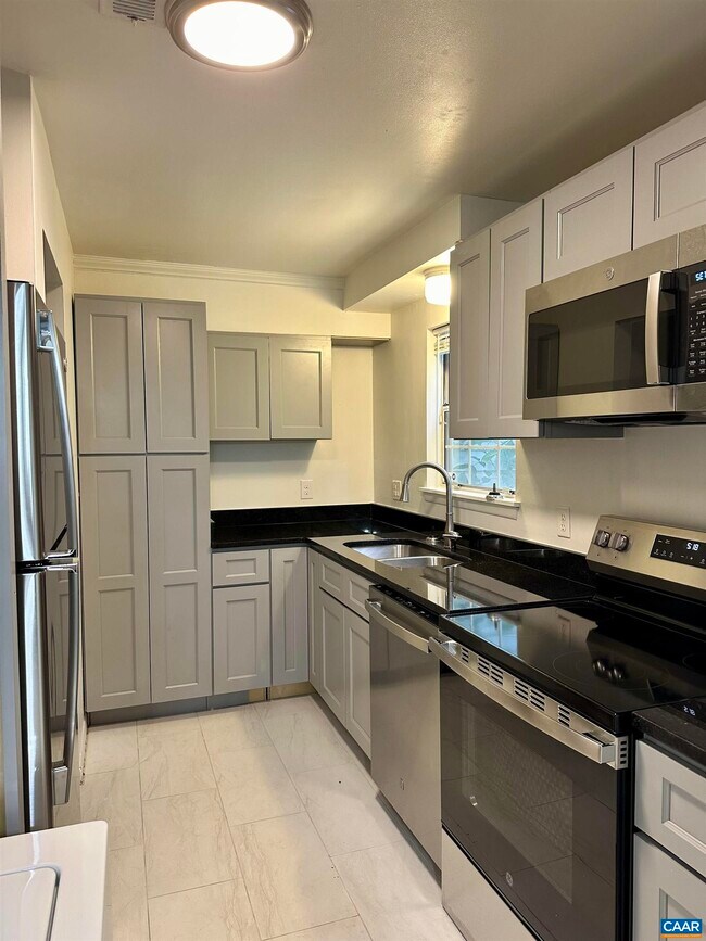 Foto del edificio - 104 Longwood Dr