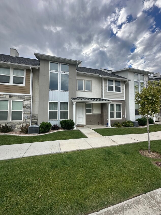 curbside view - 1088 S High Ridge Rd