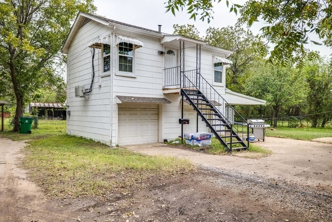 Building Photo - Updated apartment in great location