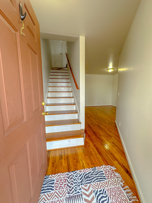 Foyer - 411 N Thornton Ave