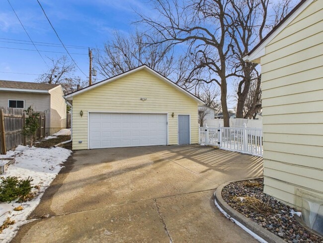 Building Photo - 904 S Cloudas Ave