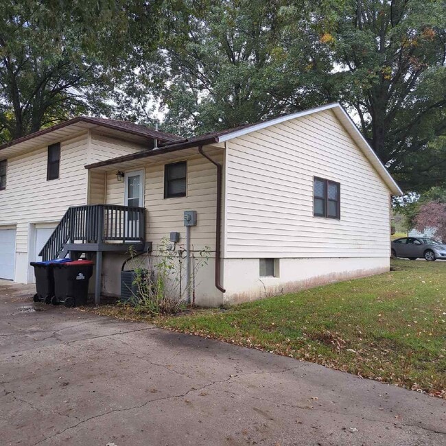 Building Photo - 905 Deer Run