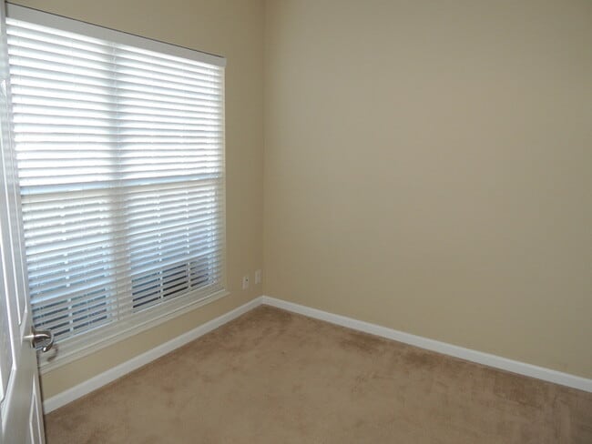 Building Photo - 2 bed, 2 bath, 2 car garage ranch style townhouse in N. Knoxville