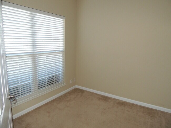 Foto del edificio - 2 bed, 2 bath, 2 car garage ranch style townhouse in N. Knoxville