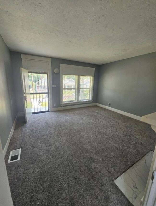 Building Photo - Updated 3BR house in West Louisville-Secti...