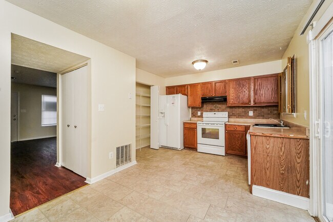 Building Photo - 74 Chelmsford Ct/ Charming 3 bedroom 1.5 b...