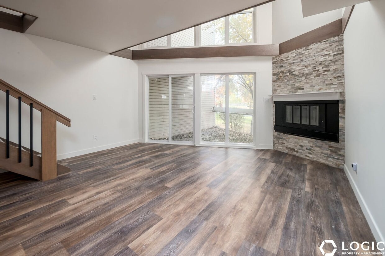 Foto principal - Stunning Townhome in Amazing Location!!