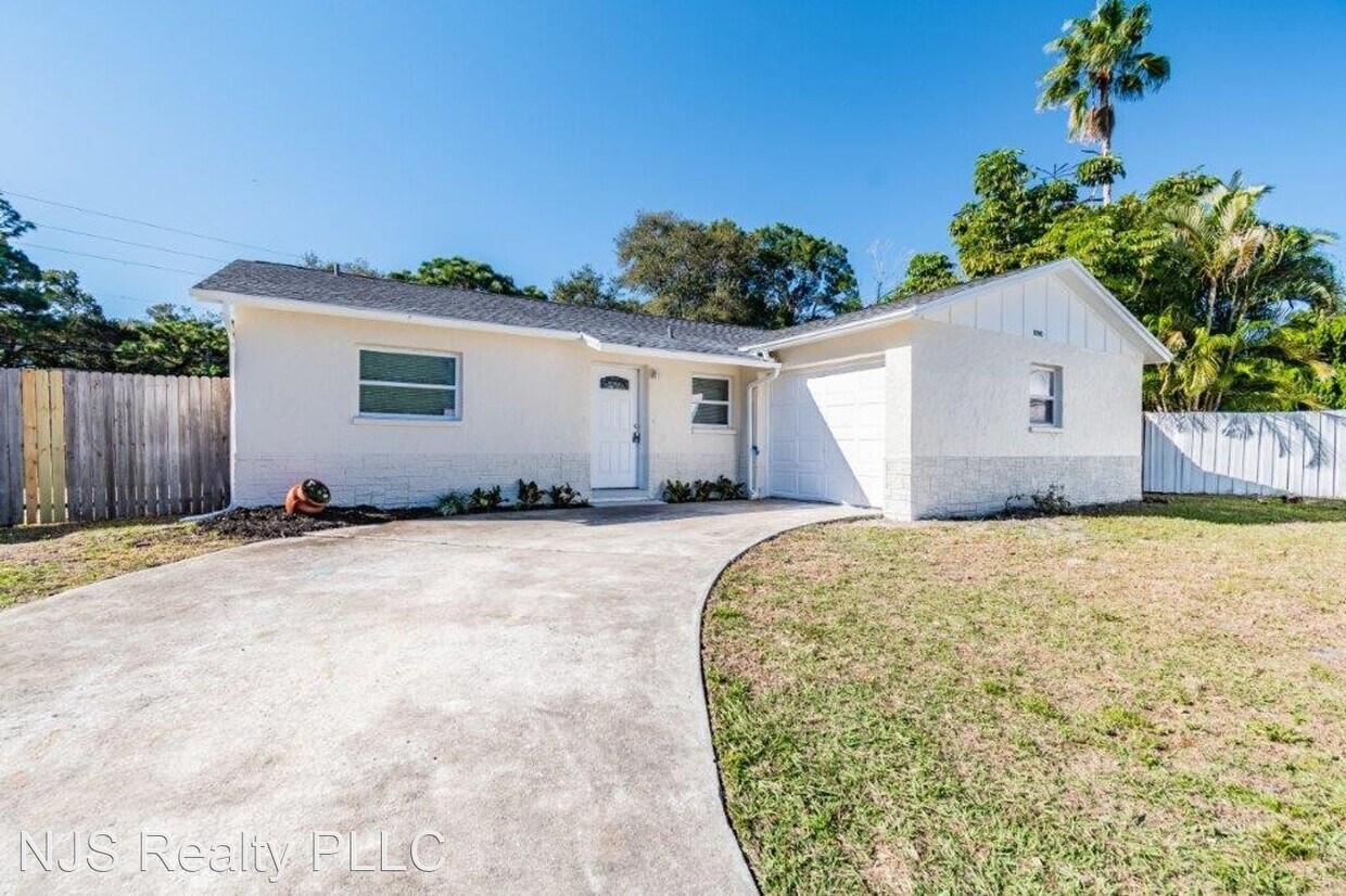 Foto principal - 3 br, 2 bath House - 5990 Burch St. N