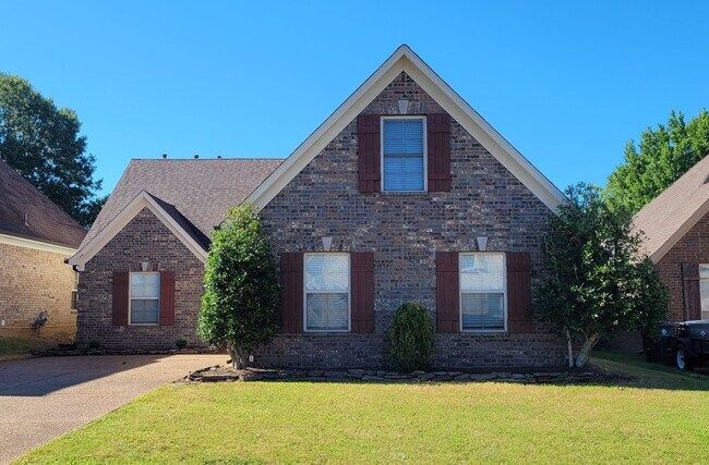 Building Photo - Beautiful home right on the golf course!