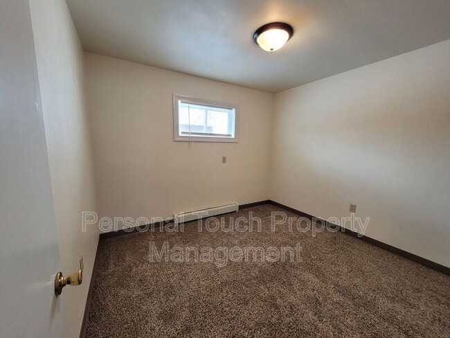 Building Photo - 132 6th Ave N