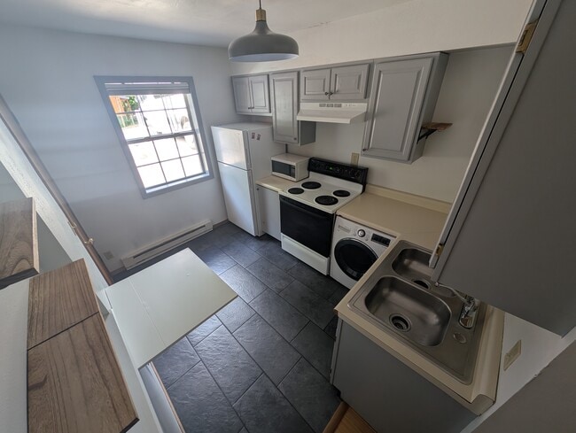 Kitchen - 106 Spruce Ct