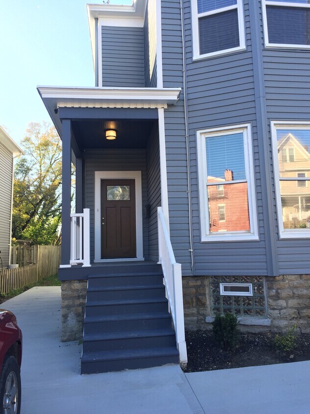 Private entry - 811 Summit Ave