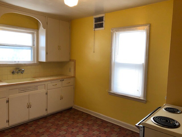 Building Photo - 405 S Hine Ave