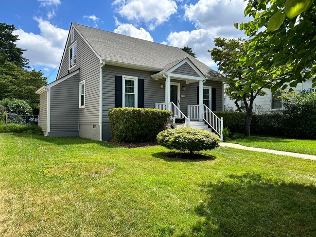 Building Photo - Cozy 3-Bedroom Cape Cod in Prime Three Cho...