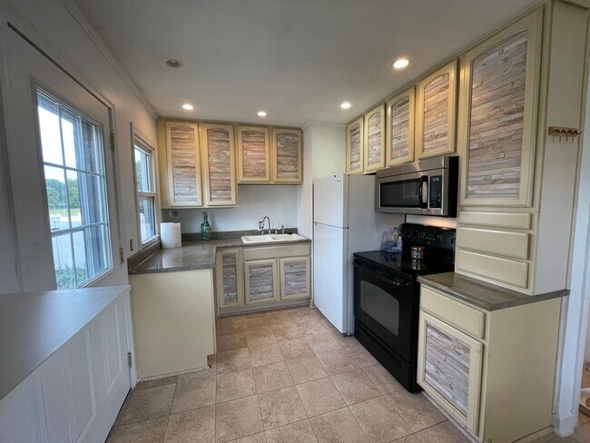Kitchen - 4300 Woodbine Ave