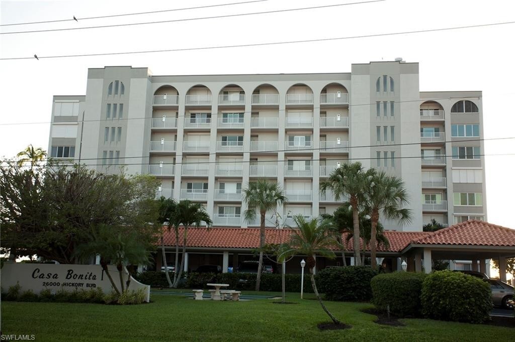 Foto principal - 26000 Hickory Blvd