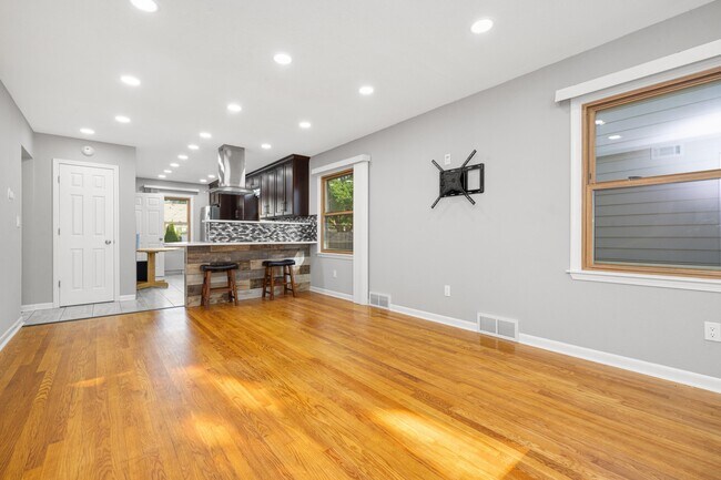 Foto del edificio - 5348 N Lydell Ave