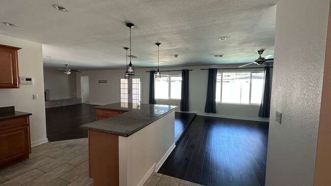 Building Photo - 5140 E Laurel Ln