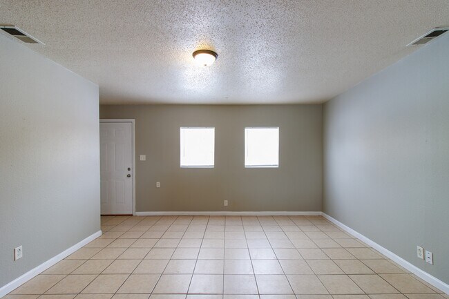 Foto del edificio - 6213 Commodore Dr