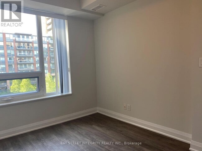 Photo du bâtiment - 28 Uptown Dr