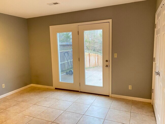 Building Photo - 2303 Shamrock Dr