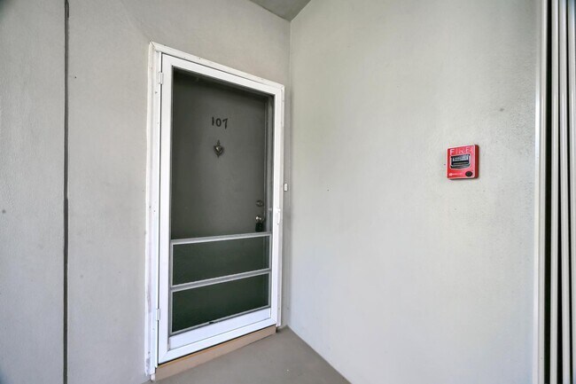 Building Photo - 2 Lake Vista Trail