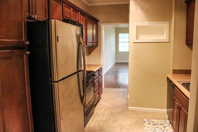 Building Photo - 2 BEDROOM - MAHNCKE PARK