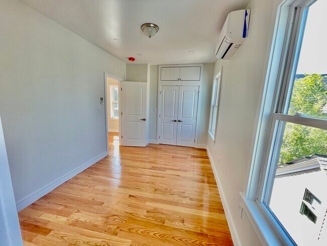 Building Photo - 40 Thorndike St