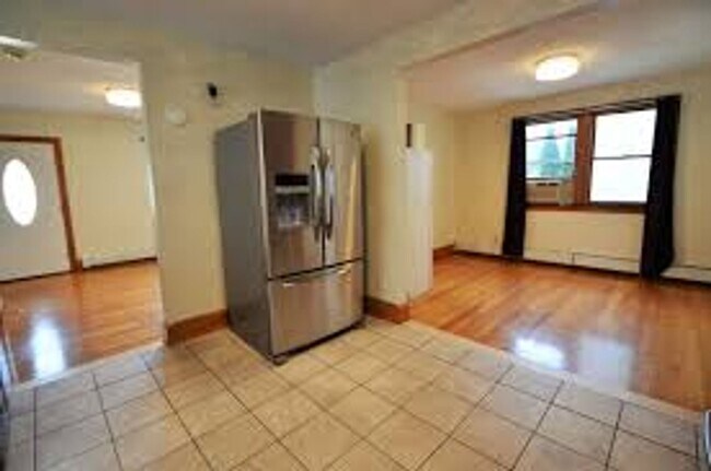 Building Photo - Single-Family House in Oak Sq. Eat-in Kitc...