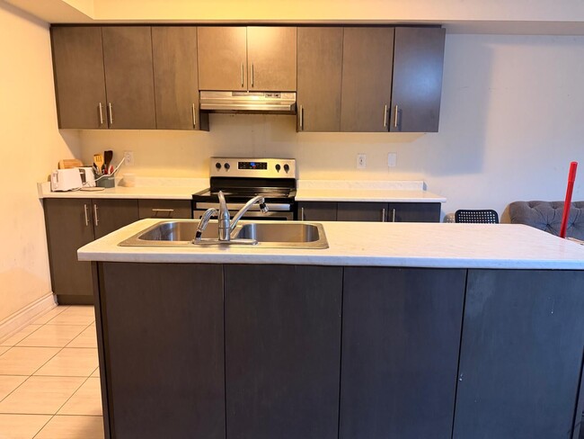Building Photo - 456 Linden Dr
