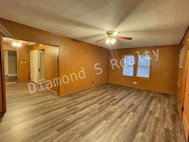 Building Photo - Charming Bungalow-Style Home Available Now