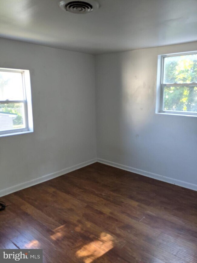 Building Photo - 27 S School Ln