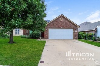 Building Photo - 2213 Wakecrest Dr