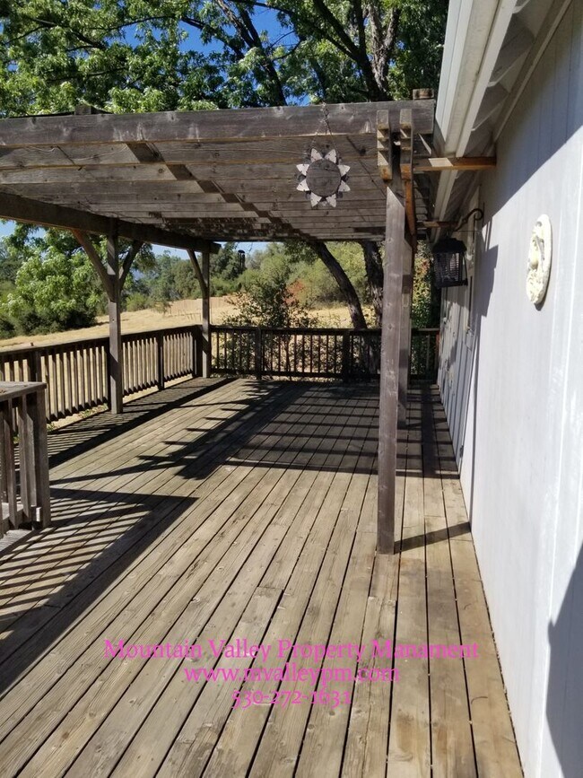Building Photo - Country Home in Great Penn Valley Location...