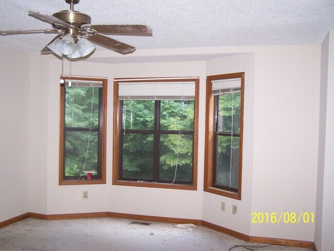 Building Photo - RENOVATED CUL-DE-SAC SPLIT LEVEL IN LASSIT...