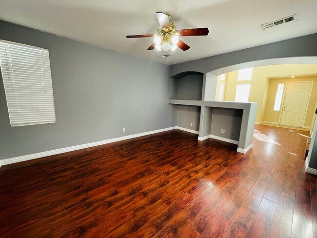 Building Photo - Large 5 bedroom family home right off of B...