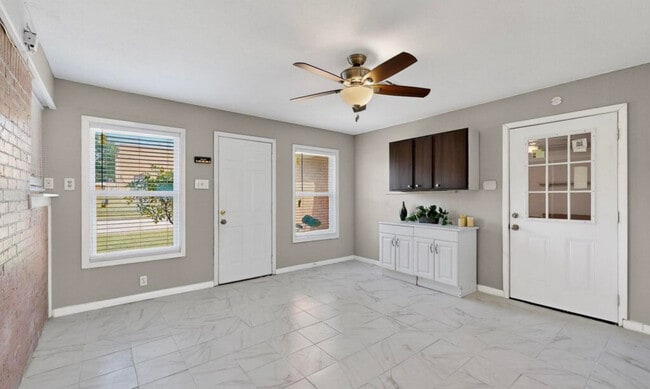 Foto del edificio - 1900 Hilltop Dr