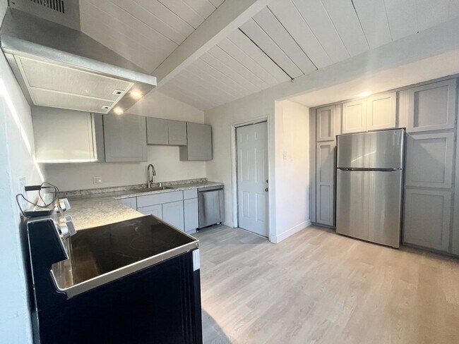 Building Photo - Larger 4 Bedroom house in National City