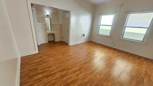 Building Photo - 727 S Coronado St