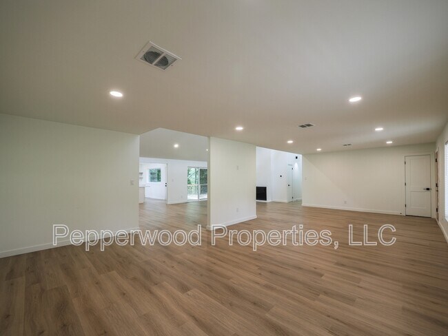 Foto del edificio - 215 Harrell Dr