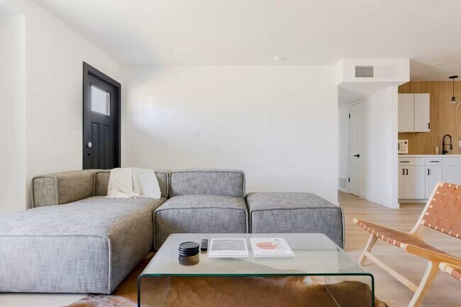 Foto del edificio - 8447 E Vernon Ave