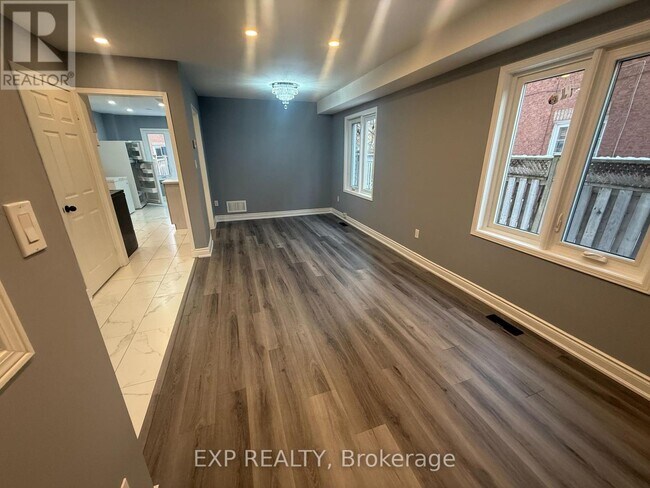 Building Photo - 129 Lent Crescent