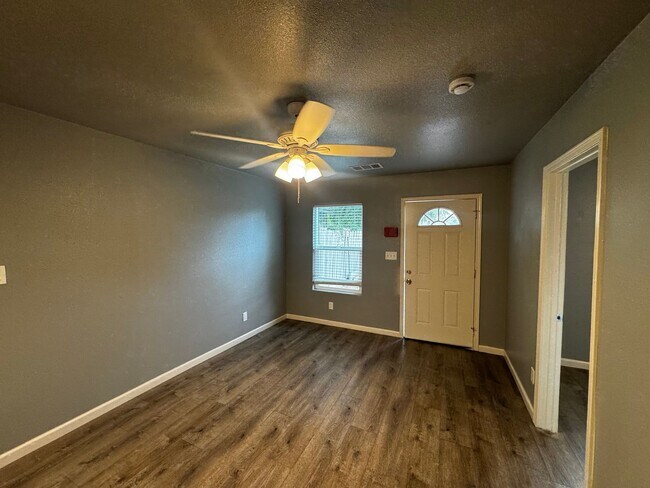 Foto del edificio - APPLY FOR THIS LOVELY HOME NOW!