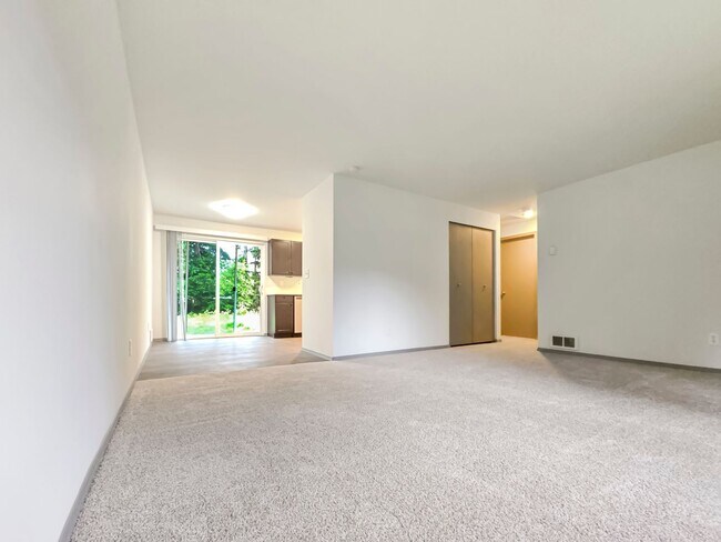 Building Photo - Pet-Friendly 2BR Duplex with Fenced Yard & New Carpets