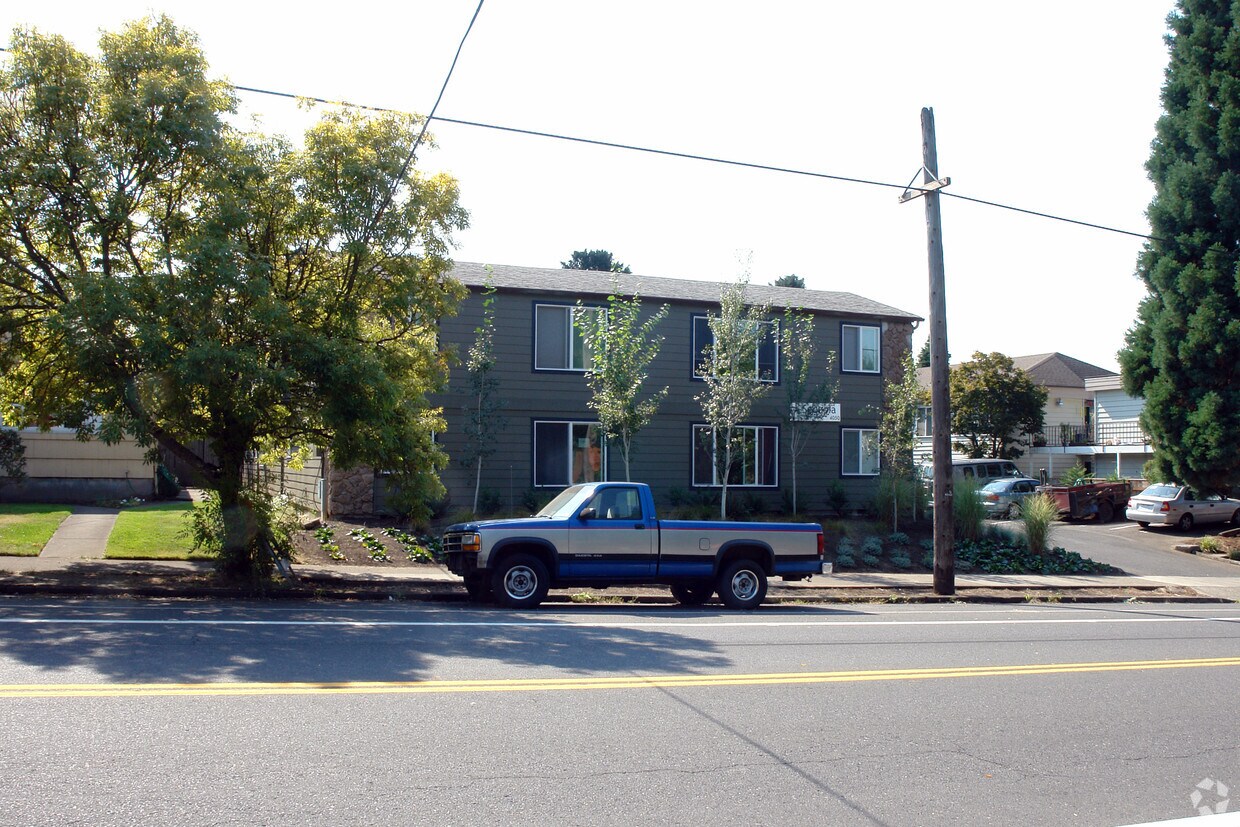 Building Photo - 4050 SE Gladstone St