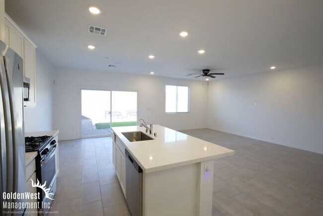 Foto del edificio - Newly Built 3Bdm 2.5Ba Home with Private Backyard in Prime Location.