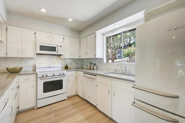 Building Photo - 1304 Mariposa Dr