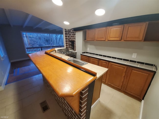 Building Photo - 2 br, 1 bath House - 52 Short Beach Rd