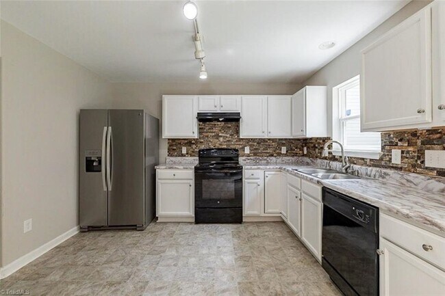 Foto del edificio - 100 Hadley Dr