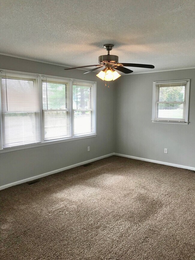 Building Photo - Brick Ranch in a Great neighborhood!